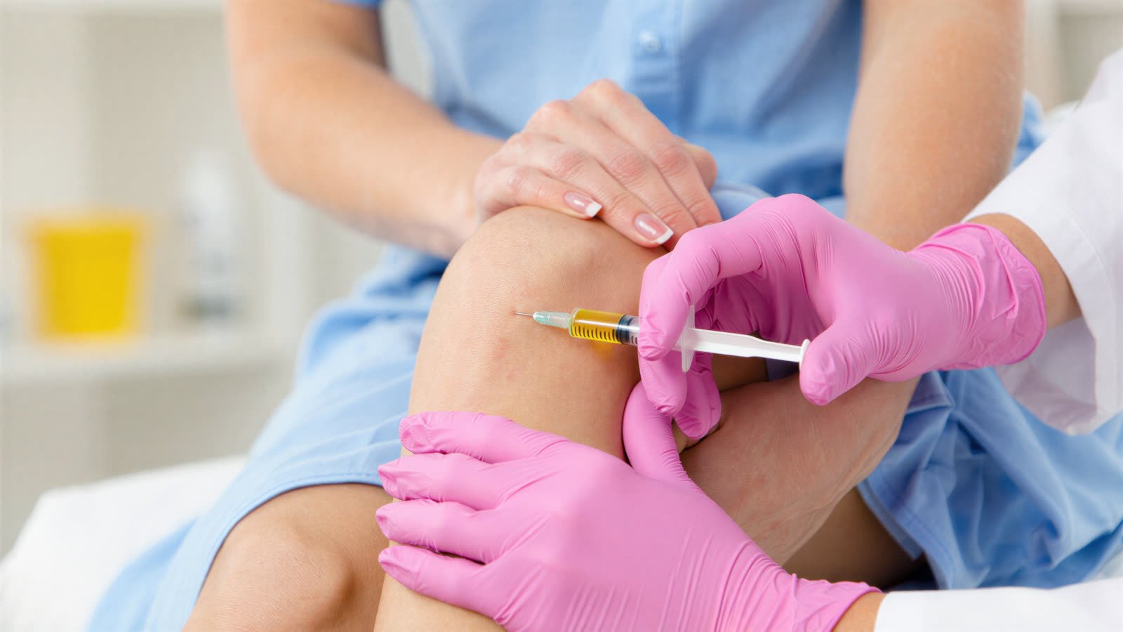 Injektionsbehandlung eines Kniegelenks bei Arthrose