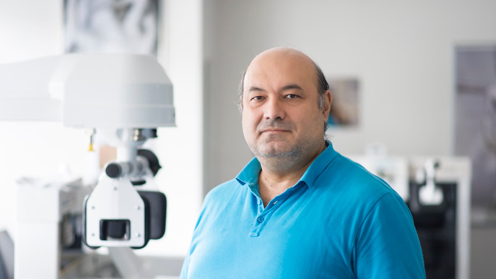 Jalal Youssef in den Behandlungsräumen der Praxis in Lohfelden