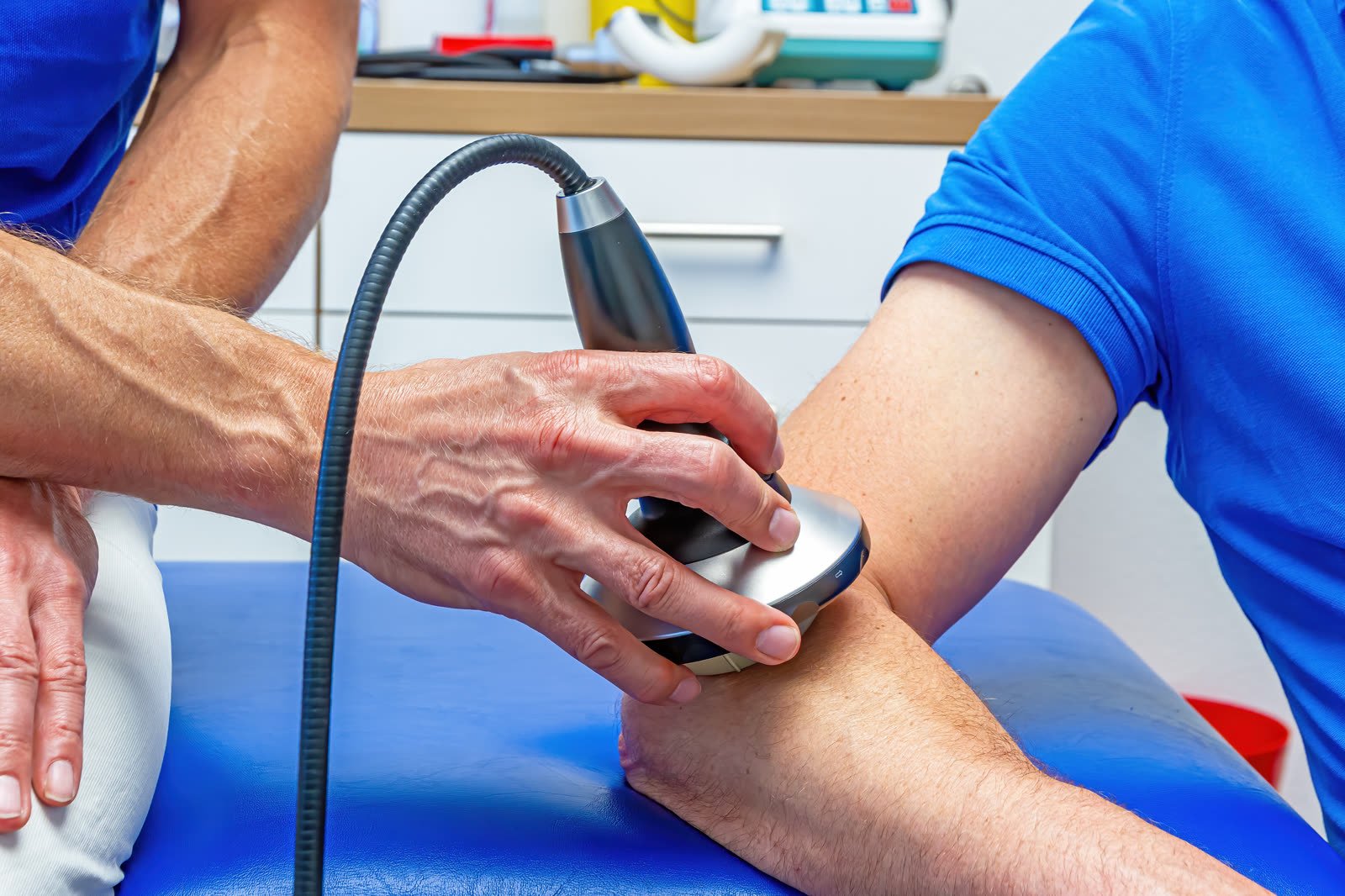 Behandlung des Unterarms mit einem Stoßwellengerät